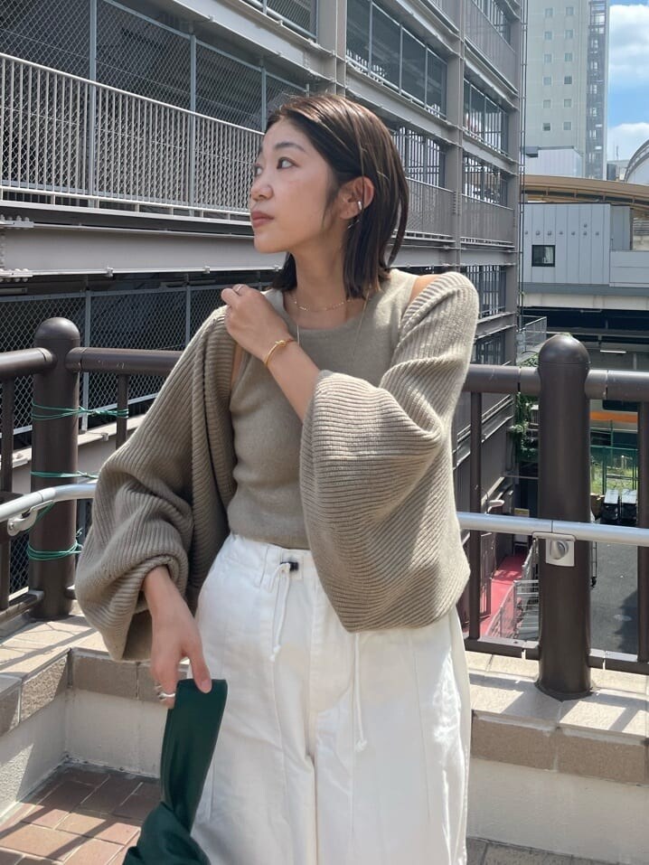 ホワイト系のその他パンツ、ブラック系のブーツ、ベージュ系のカーディガン/ボレロを着用したレディースの秋コーディネートの4枚目の写真