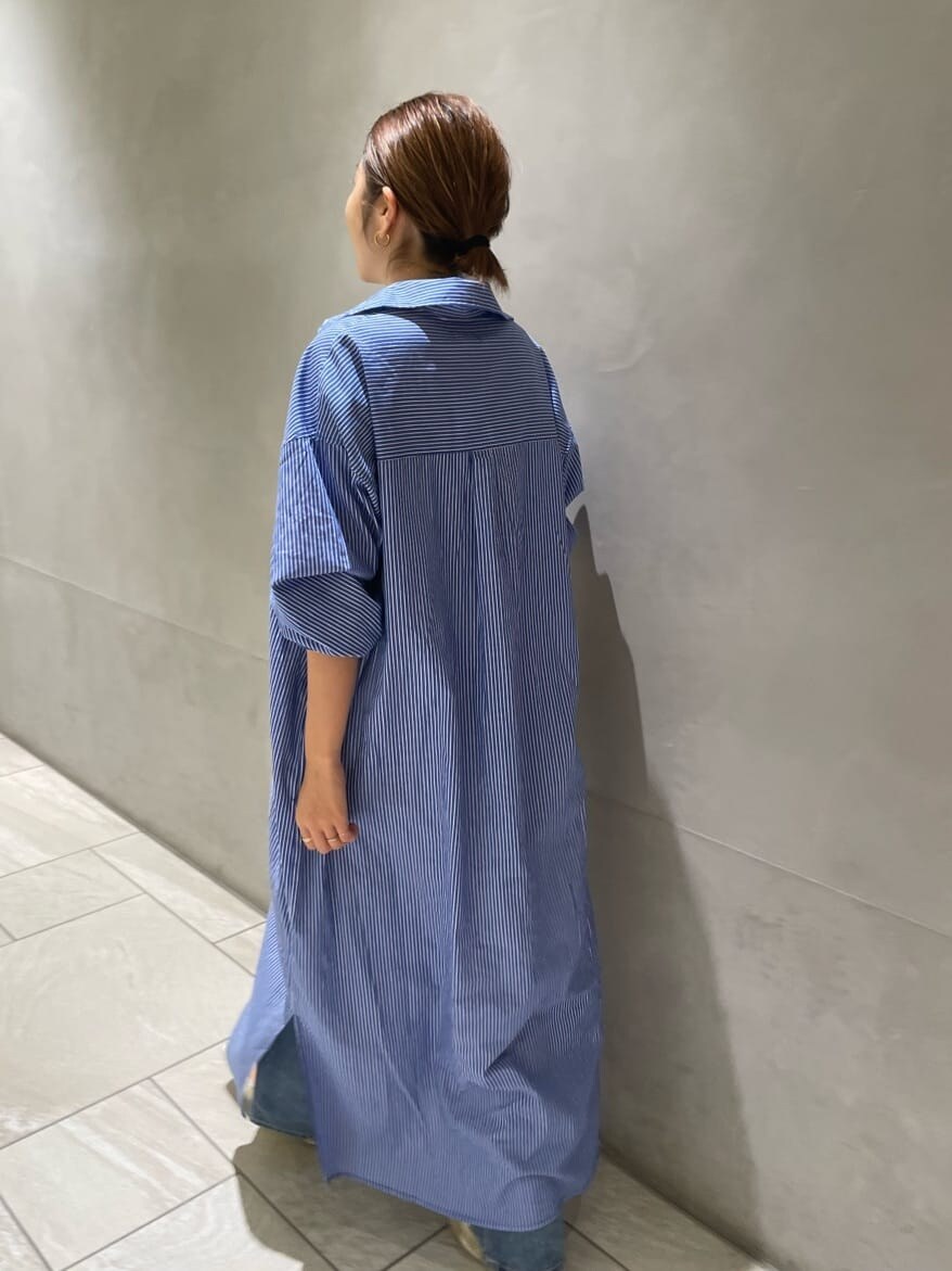 ブルー系のデニムパンツ、ブルー系のワンピース、ブラック系のキャミソールを着用したレディースの夏コーディネートの3枚目の写真