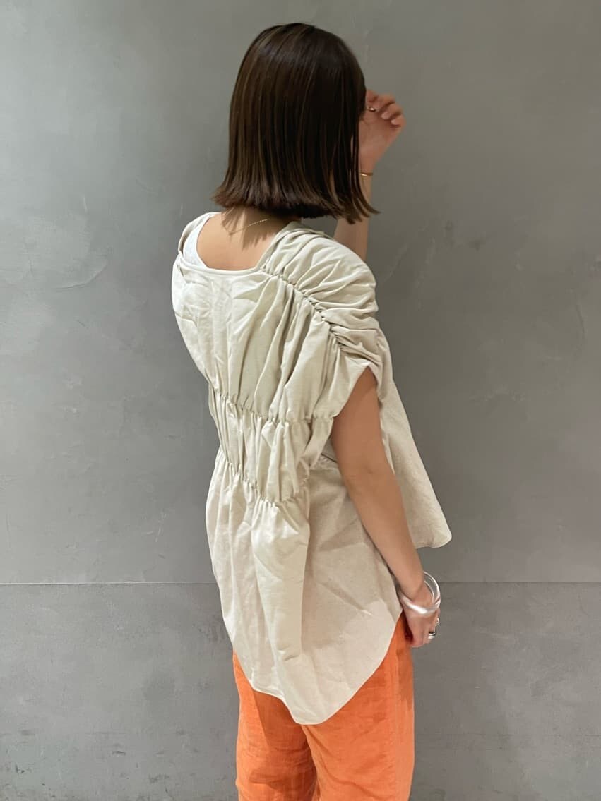 ホワイト系のシャツ/ブラウス、オレンジ系のその他パンツを着用したレディースの夏コーディネートの6枚目の写真