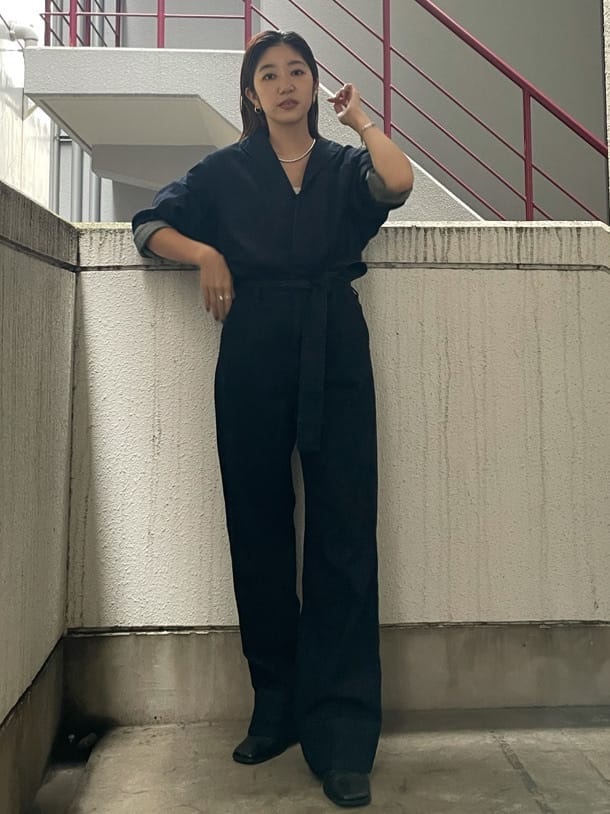 ブルー系のつなぎ/オールインワン、ブラック系のブーツを着用したレディースの夏コーディネートの2枚目の写真