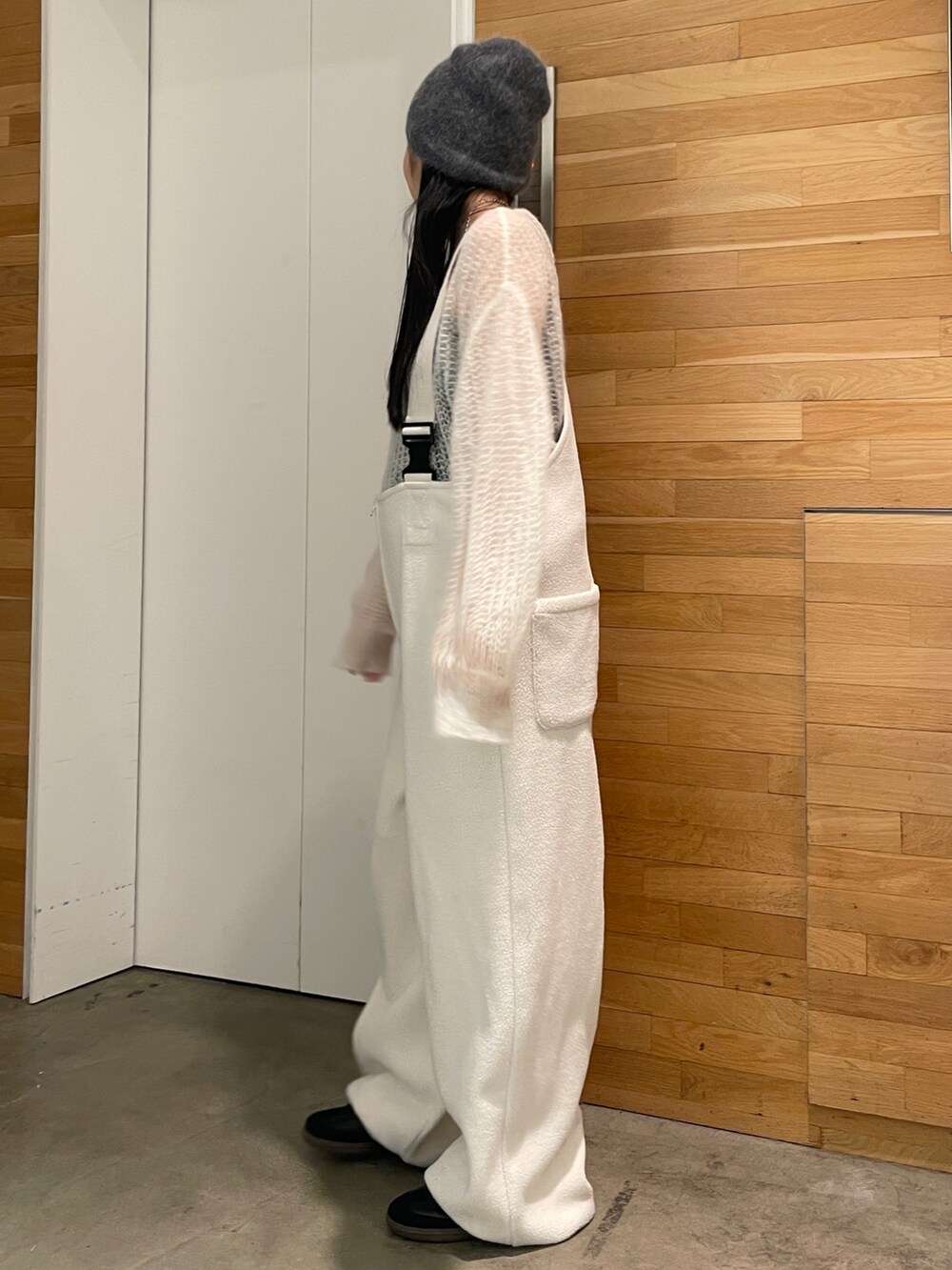 ホワイト系のニット/セーター、ホワイト系のサロペット/オーバーオールを着用したレディースの秋コーディネートの5枚目の写真