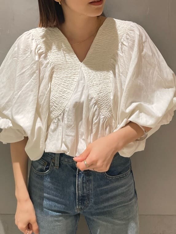 グリーン系のシャツ/ブラウス、ブルー系のデニムパンツを着用したレディースの春コーディネートの6枚目の写真