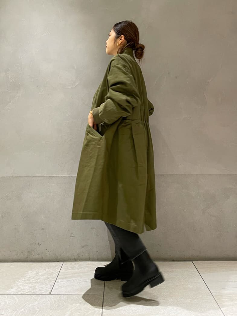 ブラック系のデニムパンツ、ベージュ系のその他アウター、ブラック系のブーツを着用したレディースの秋コーディネートの6枚目の写真