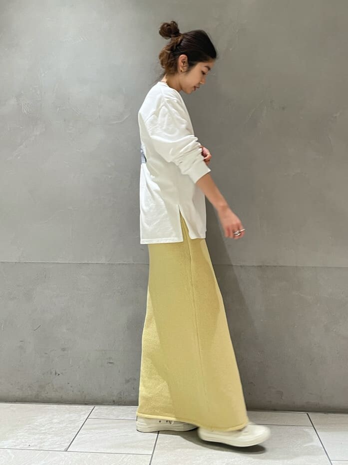イエロー系のスカート、ホワイト系のTシャツ/カットソーを着用したレディースの冬コーディネートの5枚目の写真