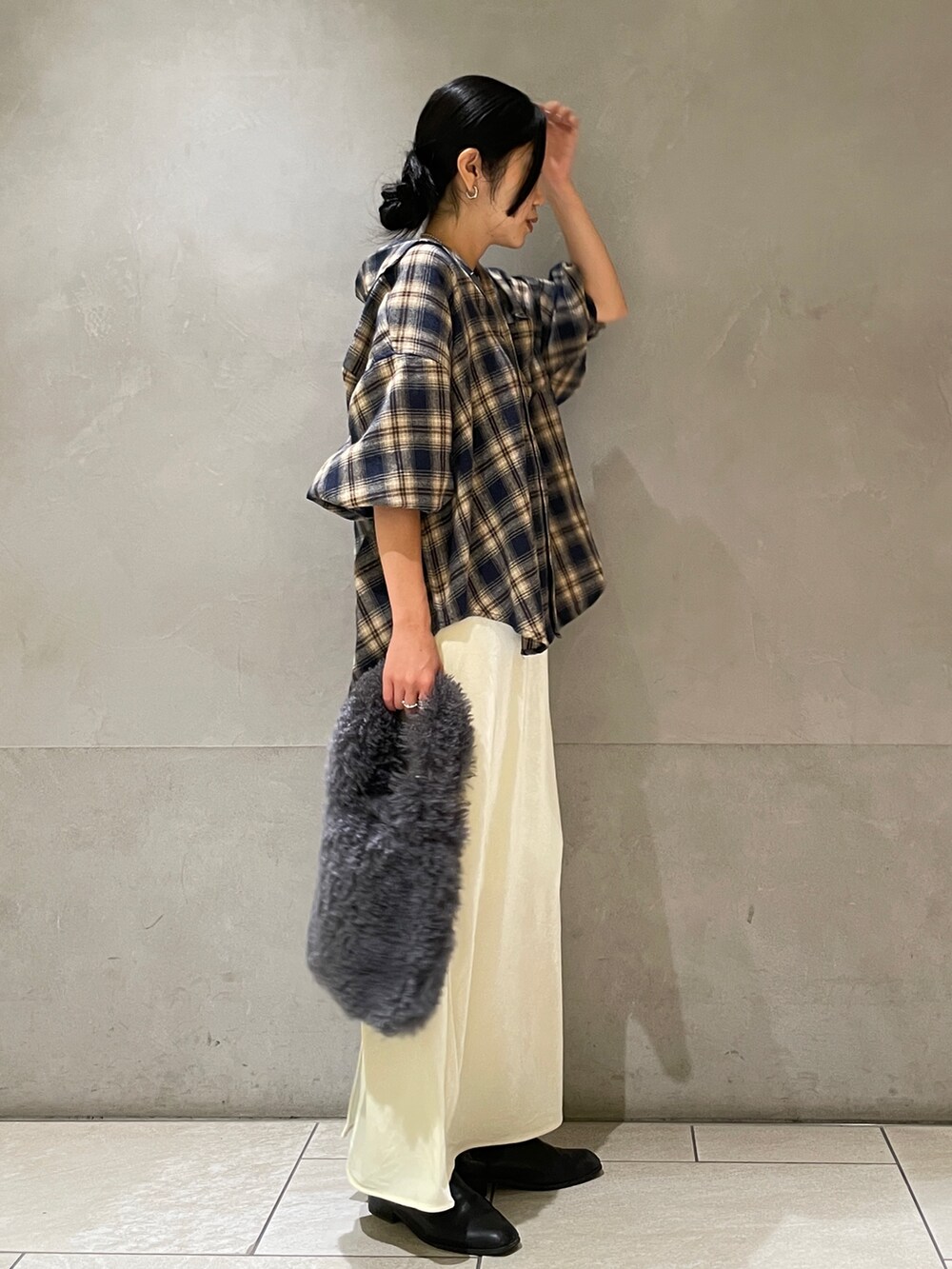 ブルー系のシャツ/ブラウス、ホワイト系のスカート、グレー系のハンドバッグを着用したレディースの秋コーディネートの3枚目の写真