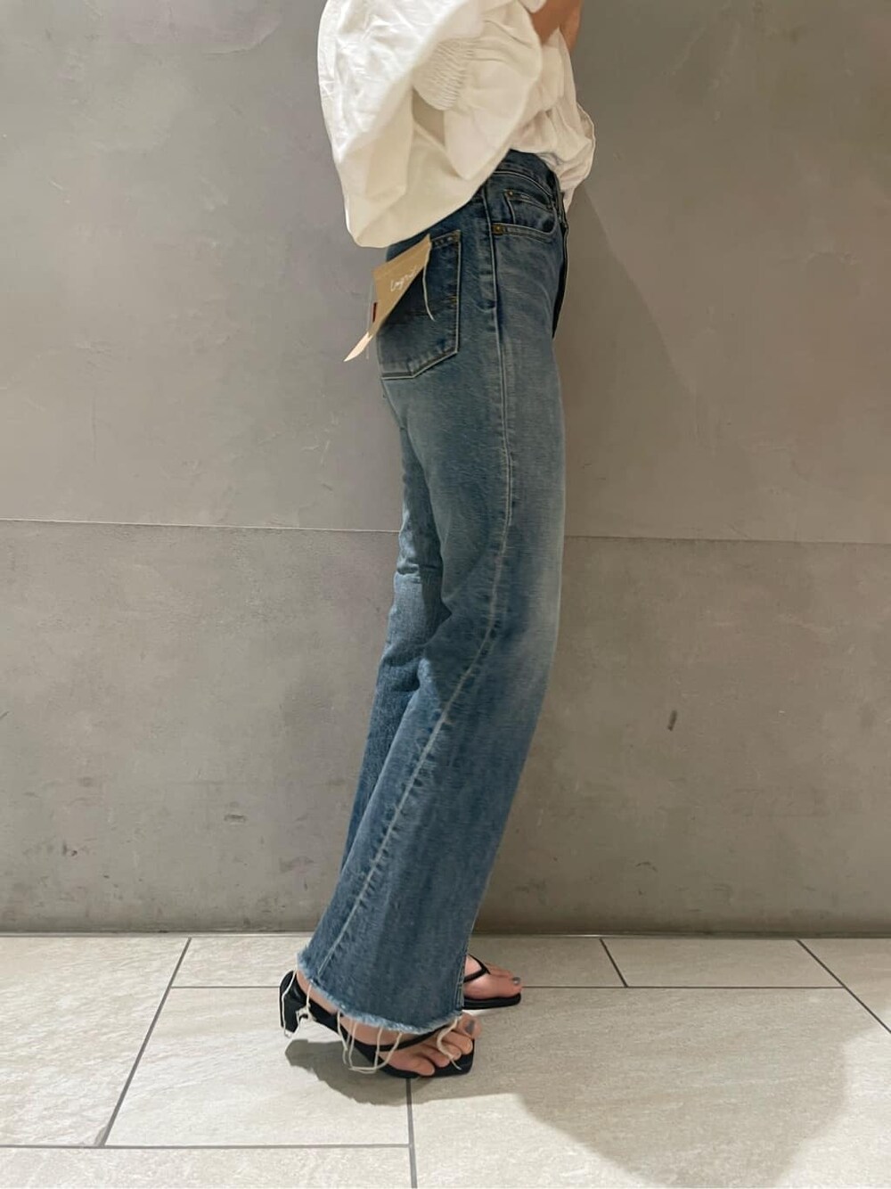 グリーン系のシャツ/ブラウス、ブルー系のデニムパンツを着用したレディースの春コーディネートの5枚目の写真