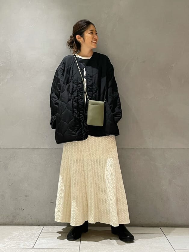 ブラック系のブルゾン、ホワイト系のスカート、グレー系のTシャツ/カットソーを着用したレディースの秋コーディネートの4枚目の写真