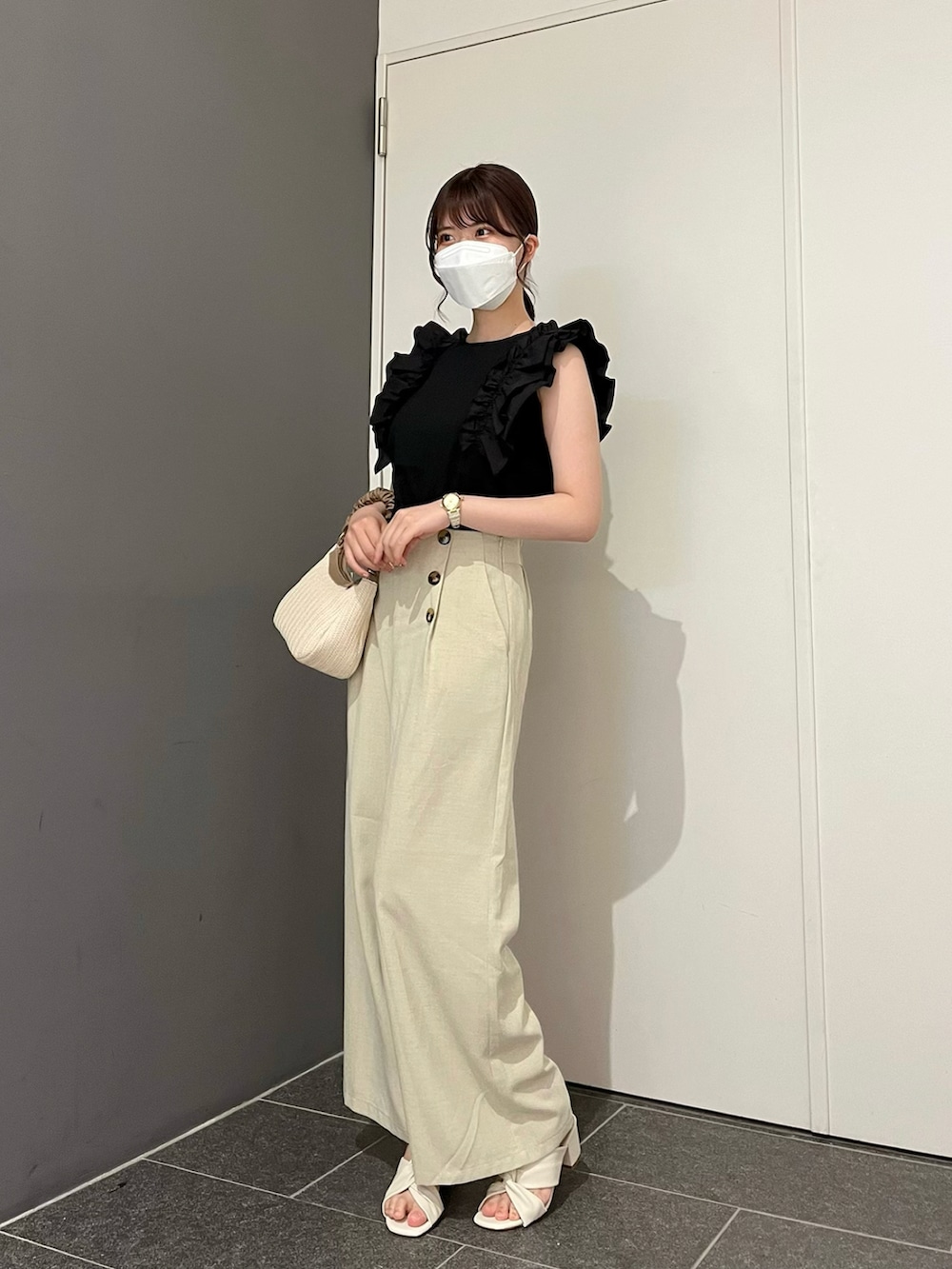 「フリル袖プルオーバー、フリルトップス、フリル袖、大人女子、綺麗めコーデ、マリンパンツ、麻調パンツ」|「Te chichi TERRASSEのフリル袖プルオーバー(ニット/セーター、ブラック系)」を使った、tomiさん(レディース・158cm)の夏コーディネートの2枚目の写真