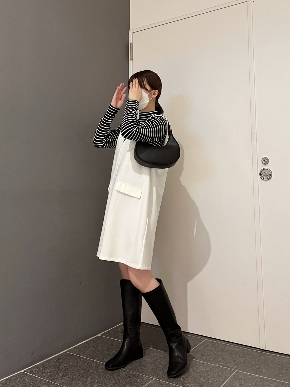 「カジュアルコーデ、オトナ女子、秋コーデ、ワンピース、ポンチワンピース、ボーダートップス、ボーダーニット、ロングブーツ、ロングブーツコーデ」｜「Lugnoncureのポンチワンピース（ワンピース、ホワイト系）」を使った、tomiさん（レディース・158cm）の秋コーディネートの2枚目の写真