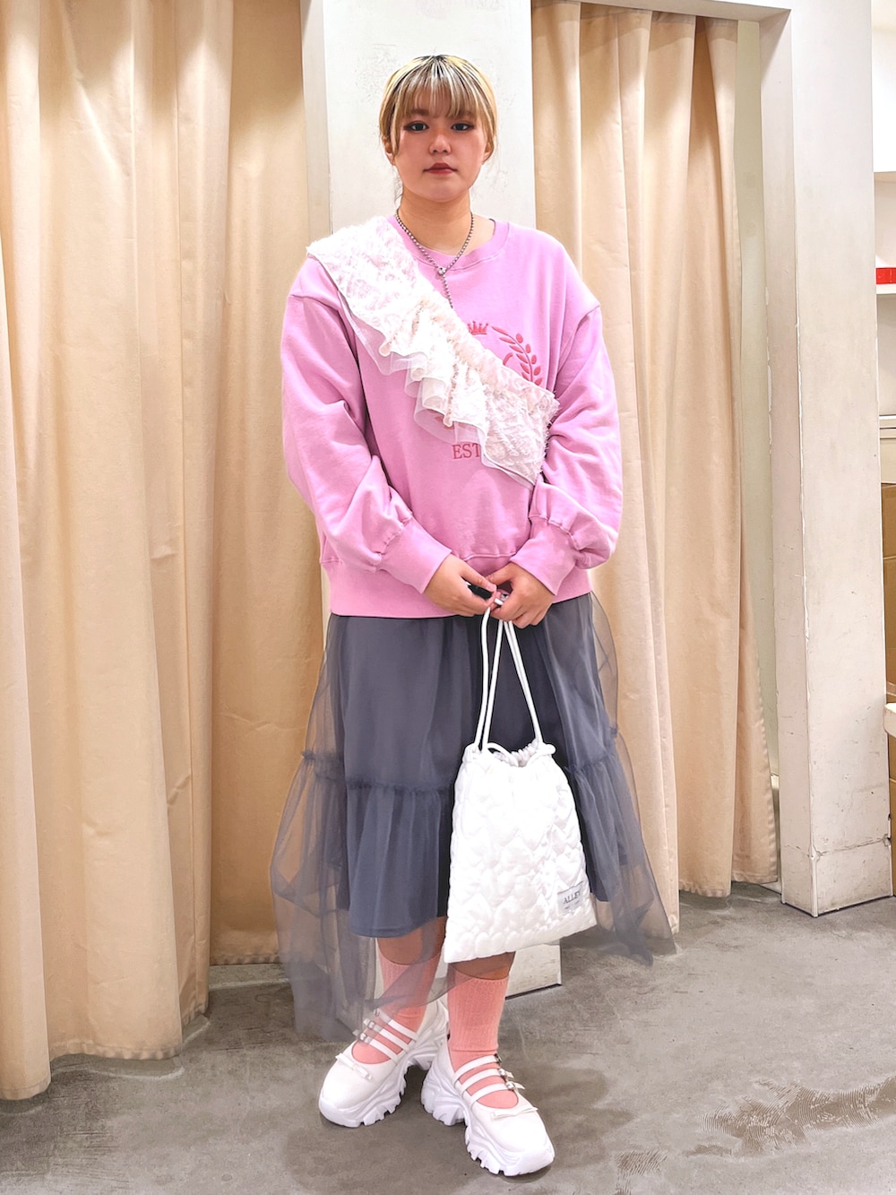 「カジュアルコーデ、春服コーデ、春ファッション、スウェット、おでかけコーデ、春コーデ、厚底シューズ、スタッフ、春色、ピンク、バレエコア、チュール、レイヤードスタイル、くつした、バレエシューズ」｜「w closetのエンブレム刺しゅうプルオーバー（Tシャツ/カットソー、ピンク系）」を使った、カイトウ　ハルカさん（レディース・161cm）の冬コーディネートの2枚目の写真
