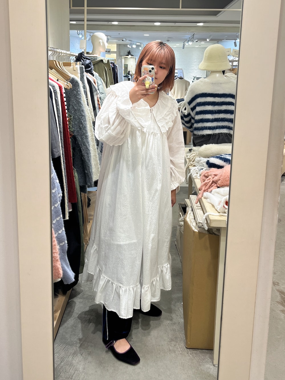「古着女子、レースワンピース、古着っぽコーデ、古着MIX、ジャージーパンツ、甘辛mix、レトロ、ヴィンテージ、下北沢、ガーリー、デート、レイヤードスタイル、クリスマスコーデ、骨格ナチュラル、ホワイトコーデ」｜「Alley by w closetの【Alley】ビッグカラーボリュームスリーブフリルワンピース（ワンピース、ホワイト系）」を使った、カイトウ　ハルカさん（レディース・161cm）の冬コーディネートの3枚目の写真