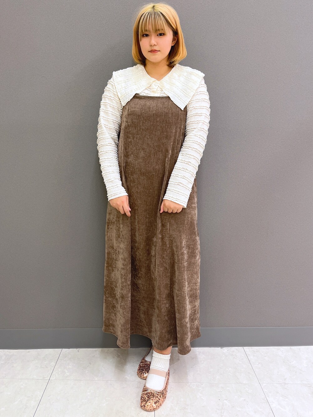 「大人カジュアル、冬アウター、ダッフルコート、ブラウン、ネイビー、バレエシューズ、骨格ナチュラル、クリスマスに着たい服、キャミワンピ、wcloset、alleybywcloset、ブルベ夏、ビックカラー、お呼ばれスタイル、淡色女子」｜「Alley by w closetの【Alley】ロングダッフルコート（ダッフルコート、ブルー系）」を使った、カイトウ　ハルカさん（レディース・161cm）の冬コーディネートの3枚目の写真