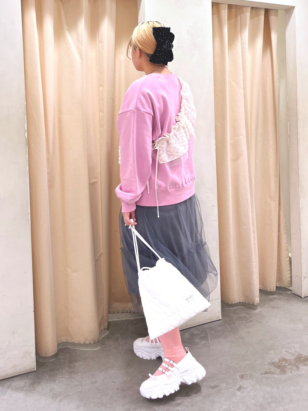 「カジュアルコーデ、春服コーデ、春ファッション、スウェット、おでかけコーデ、春コーデ、厚底シューズ、スタッフ、春色、ピンク、バレエコア、チュール、レイヤードスタイル、くつした、バレエシューズ」｜「w closetのエンブレム刺しゅうプルオーバー（Tシャツ/カットソー、ピンク系）」を使った、カイトウ　ハルカさん（レディース・161cm）の冬コーディネートの3枚目の写真