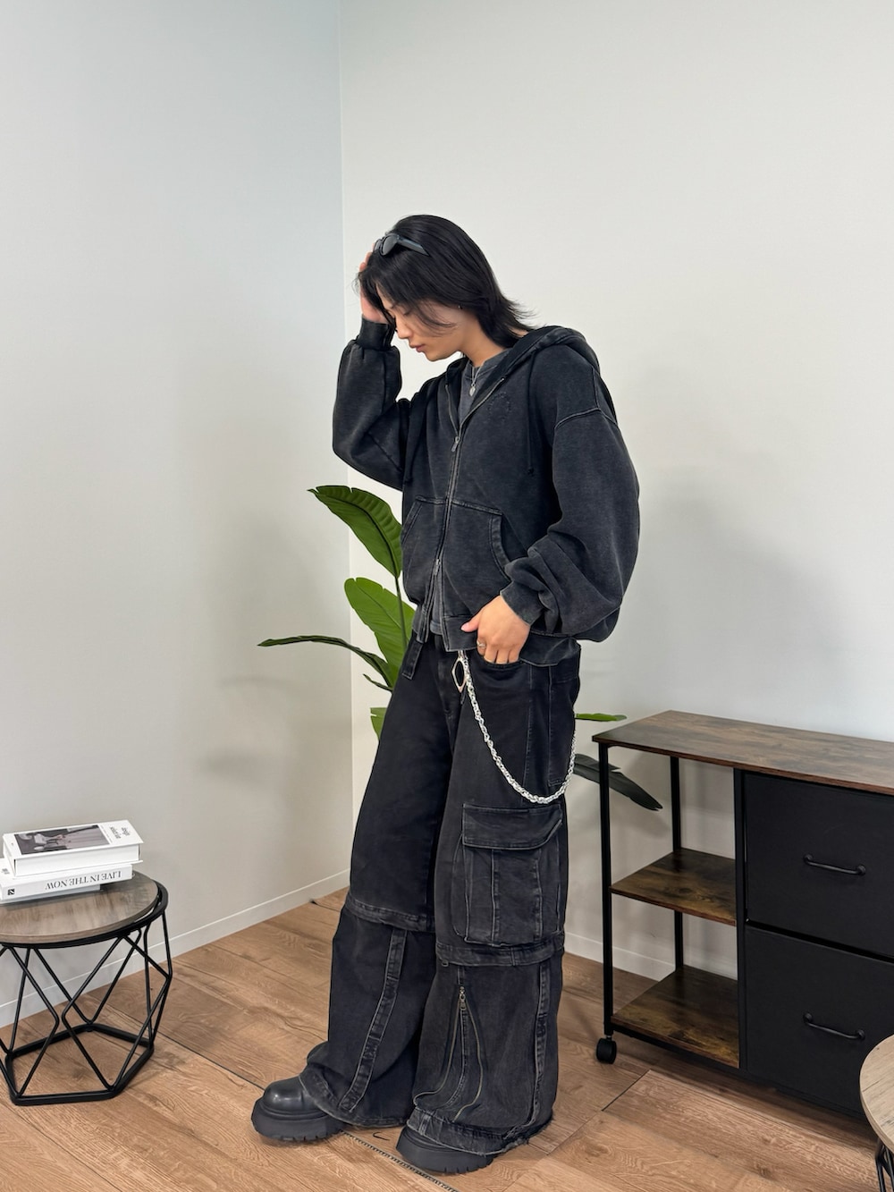 ブラック系のパーカー、ブラック系のカーゴパンツを着用したメンズの秋コーディネートの2枚目の写真