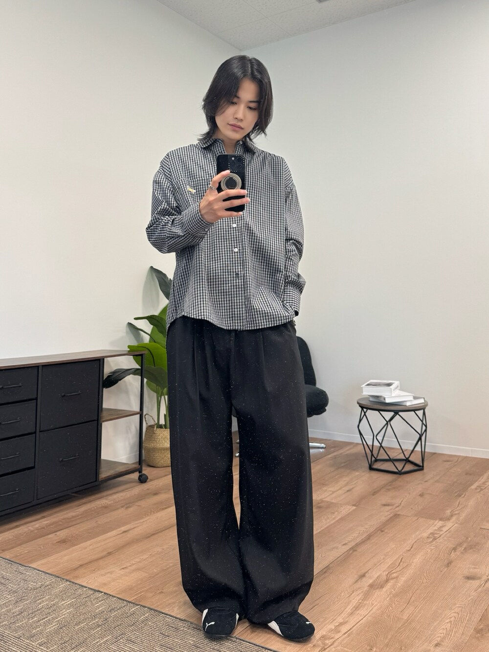 ブラック系のシャツ/ブラウス、ブラック系のスニーカー、ブラック系のその他パンツを着用したメンズの夏コーディネートの2枚目の写真