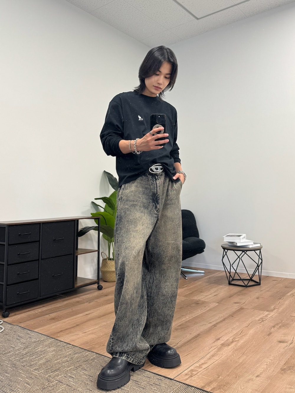 「秋服準備はじめました、デニム、ロンT、デニムパンツ」｜「CIYOTの【CIYOT-シヨウト-】ヴィンテージ加工カーブワイドデニムパンツ（デニムパンツ、ブラック系）」を使った、ジュノさん（メンズ・175cm）の夏コーディネートの3枚目の写真