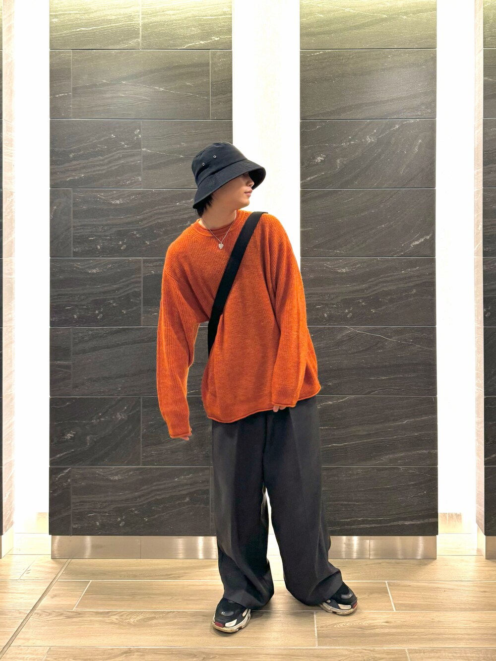 「メンズファッション、おしゃれさんと繋がりたい、シンプルコーデ、今日のコーデ、秋、大人カジュアル、キレイめ、GU、BALENCIAGA、EMMA  CLOTHES」｜「CLELの【CLEL】Loose Big Crossbody Shoulder Bag/ルーズ ビッグ たすき掛け ショルダーバッグ（ショルダーバッグ、ブラック系）」を使った、しゅうさん（メンズ・175cm）の秋コーディネートの3枚目の写真