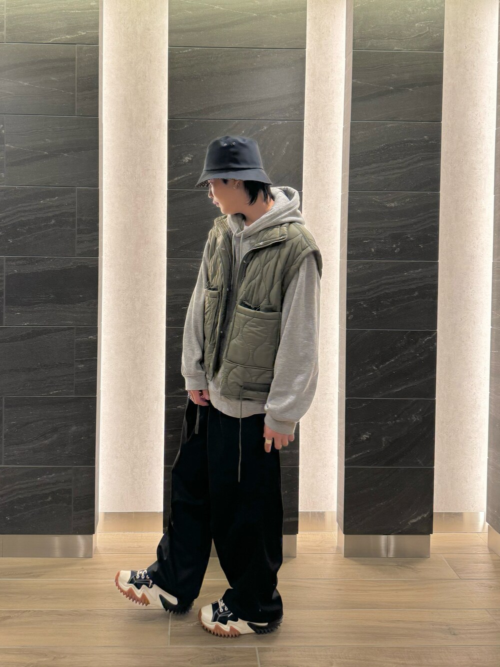 「秋服、ストリートコーデ、メンズコーデ、オーバーサイズ、ビッグシルエット、韓国ファッション、オトナカジュアル、グレー、秋ファッション、スケータースタイル、フーディー、GU、ZARA、Dior、converse」｜「BARK MANHATTANのワイドストレート2タックスノーチノパンツ（チノパンツ、ブラック系）」を使った、しゅうさん（メンズ・175cm）の秋コーディネートの3枚目の写真