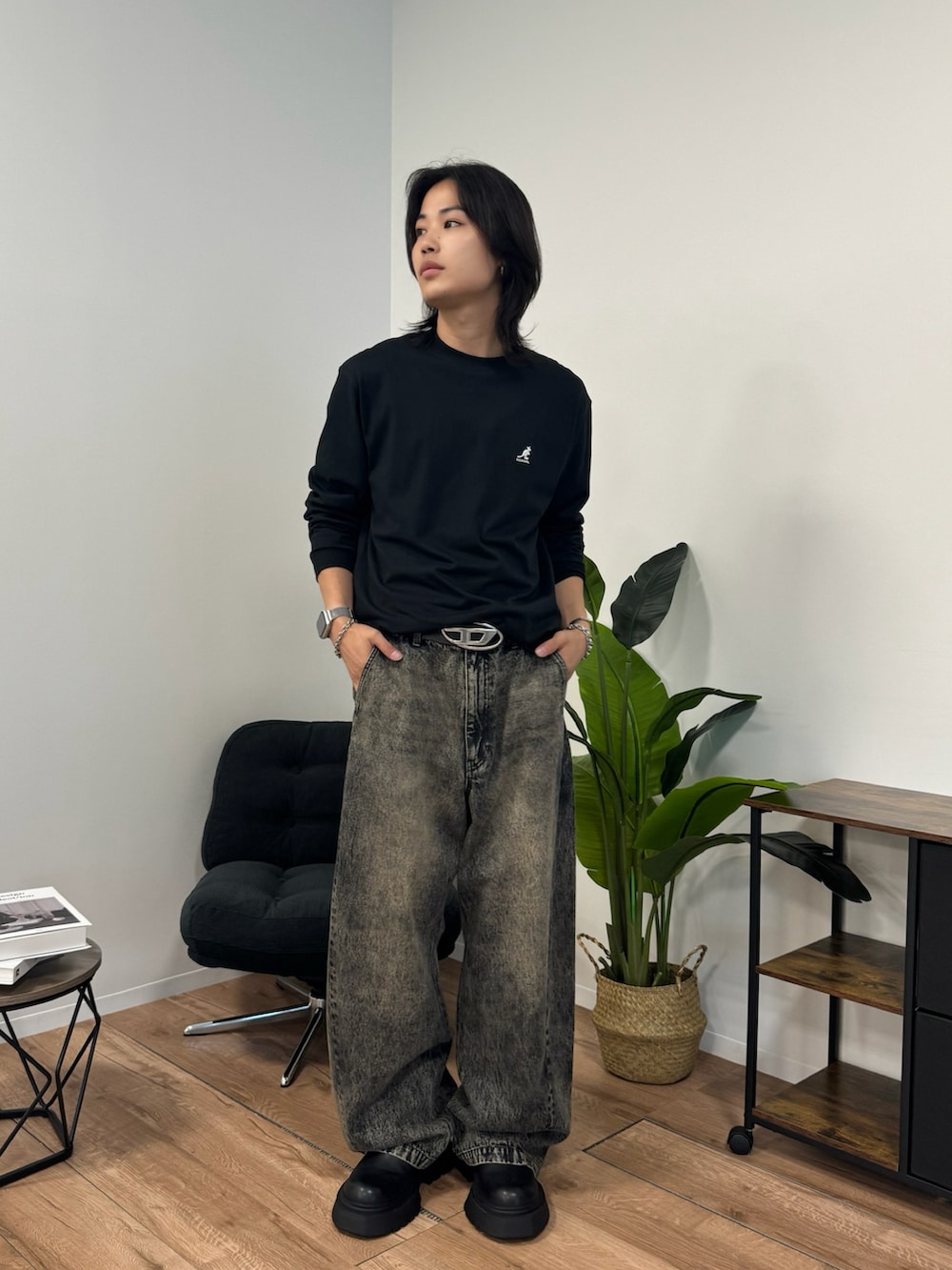 「秋服準備はじめました、デニム、ロンT、デニムパンツ」｜「CIYOTの【CIYOT-シヨウト-】ヴィンテージ加工カーブワイドデニムパンツ（デニムパンツ、ブラック系）」を使った、ジュノさん（メンズ・175cm）の夏コーディネートの2枚目の写真