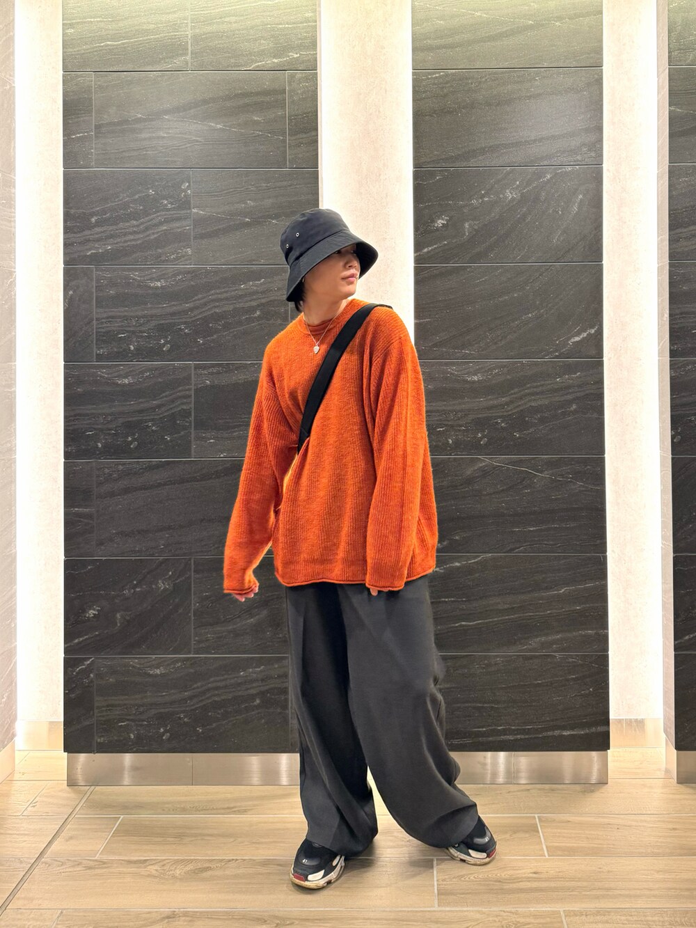 「メンズファッション、おしゃれさんと繋がりたい、シンプルコーデ、今日のコーデ、秋、大人カジュアル、キレイめ、GU、BALENCIAGA、EMMA  CLOTHES」｜「CLELの【CLEL】Loose Big Crossbody Shoulder Bag/ルーズ ビッグ たすき掛け ショルダーバッグ（ショルダーバッグ、ブラック系）」を使った、しゅうさん（メンズ・175cm）の秋コーディネートの2枚目の写真