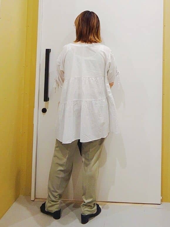 グリーン系のその他パンツを着用したレディースの夏コーディネートの3枚目の写真
