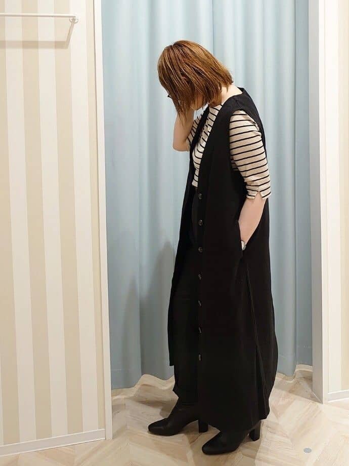 ブラック系のその他パンツを着用したレディースの夏コーディネートの2枚目の写真