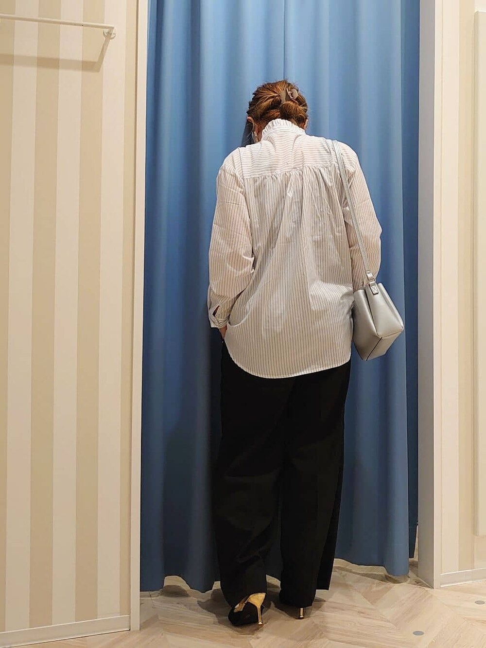 ホワイト系のシャツ/ブラウス、ブラック系のその他パンツ、シルバー系のショルダーバッグを着用したレディースの春コーディネートの3枚目の写真