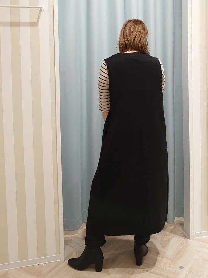 ブラック系のその他パンツを着用したレディースの夏コーディネートの3枚目の写真