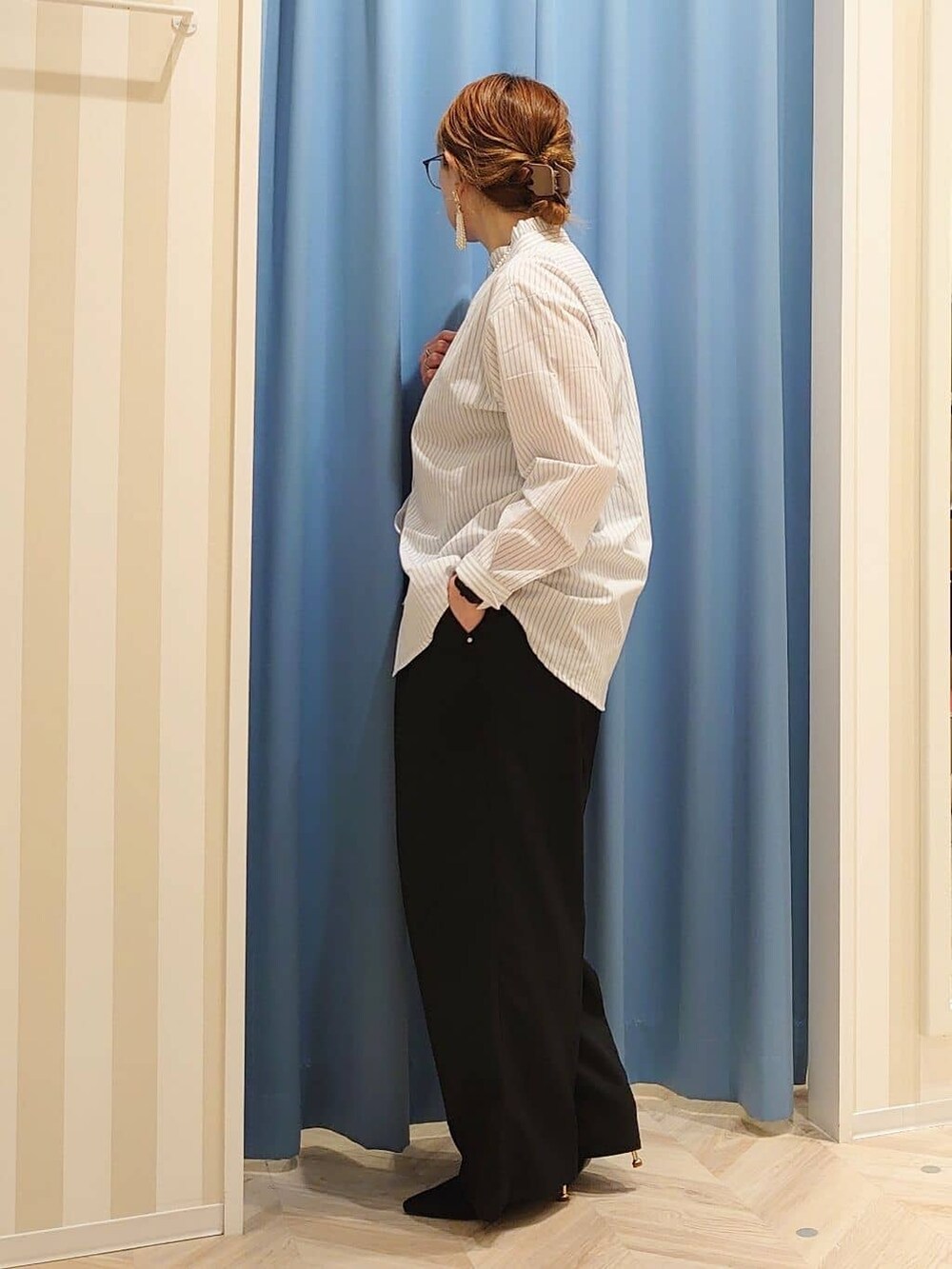 ホワイト系のシャツ/ブラウス、ブラック系のその他パンツ、シルバー系のショルダーバッグを着用したレディースの春コーディネートの2枚目の写真