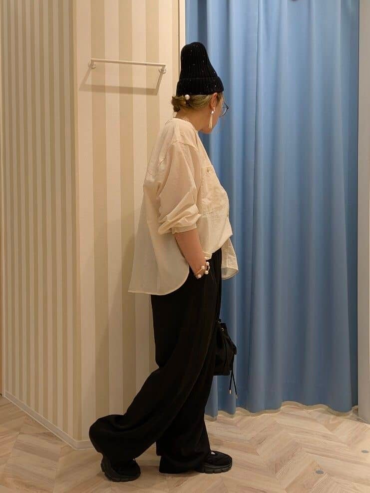 ベージュ系のシャツ/ブラウス、ブラック系のその他パンツ、ブラック系のショルダーバッグを着用したレディースの秋コーディネートの2枚目の写真