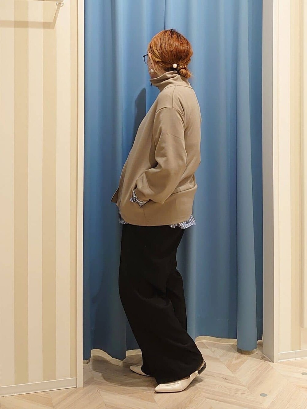 ブラウン系のブルゾン、ブルー系のシャツ/ブラウス、ブラック系のその他パンツを着用したレディースの冬コーディネートの2枚目の写真