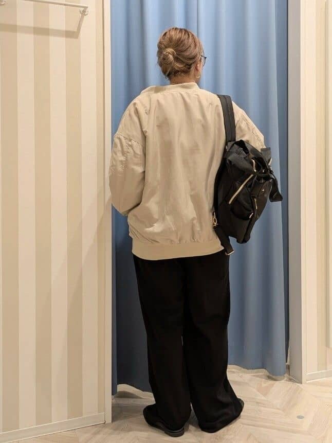 ベージュ系のブルゾン、ブラック系のその他パンツ、ブラック系のバックパック/リュックを着用したレディースの冬コーディネートの3枚目の写真