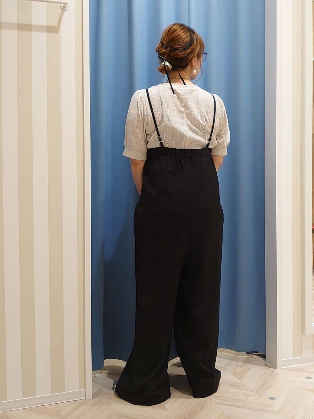 ベージュ系のTシャツ/カットソー、ブラック系のサロペット/オーバーオール、ホワイト系のショルダーバッグを着用したレディースの夏コーディネートの3枚目の写真