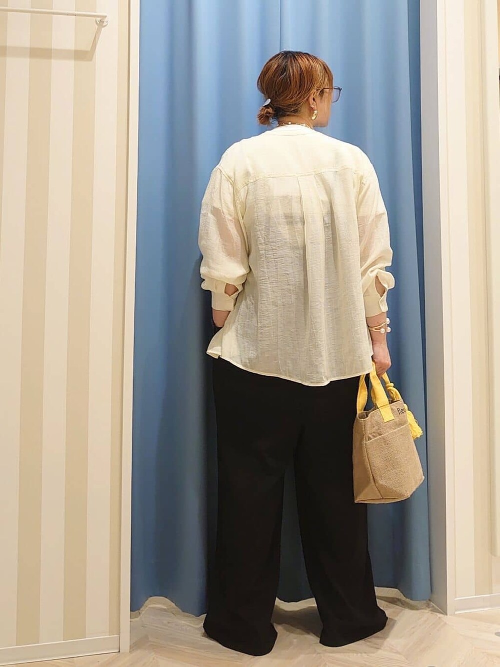 イエロー系のシャツ/ブラウス、ブラック系のサロペット/オーバーオール、イエロー系のトートバッグを着用したレディースの春コーディネートの3枚目の写真