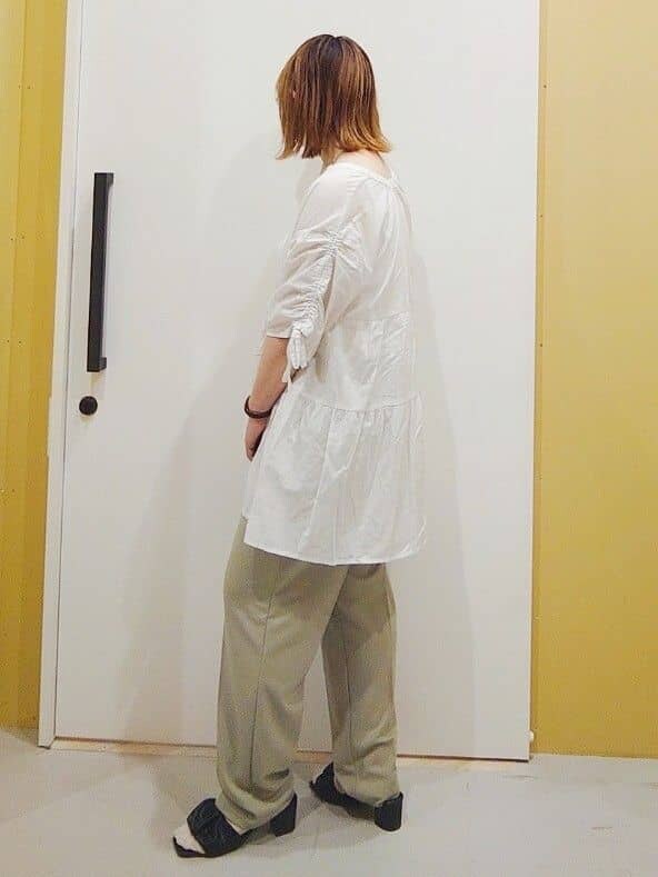 グリーン系のその他パンツを着用したレディースの夏コーディネートの2枚目の写真