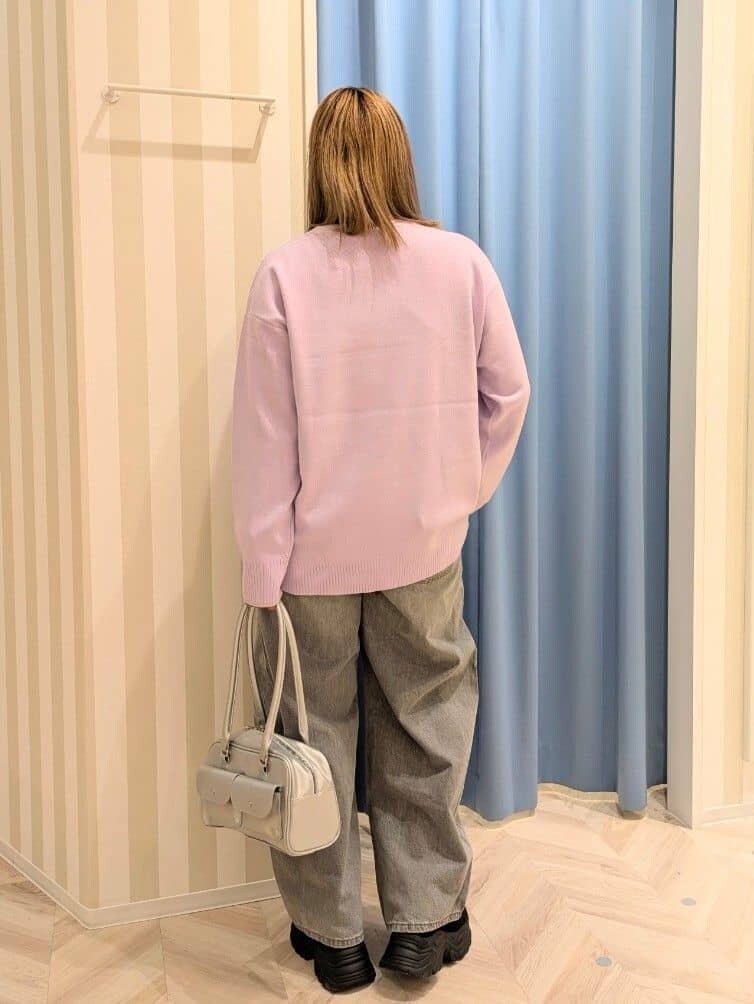 パープル系のニット/セーター、グレー系のデニムパンツ、シルバー系のボストンバッグを着用したレディースの冬コーディネートの3枚目の写真