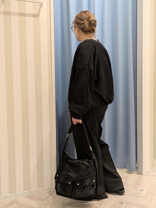 ブラック系のブルゾン、ブラック系のその他パンツ、ブラック系のショルダーバッグを着用したレディースの冬コーディネートの2枚目の写真
