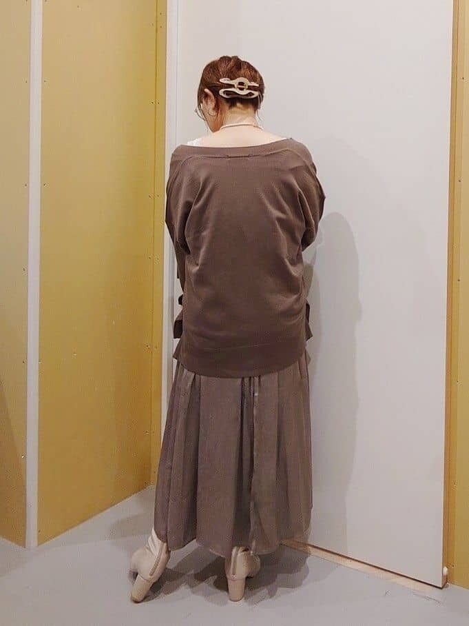 ブラウン系のカーディガン/ボレロを着用したレディースの夏コーディネートの3枚目の写真