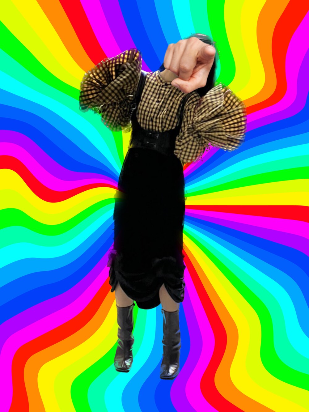 イエロー系のシャツ/ブラウス、ブラウン系のブーツ、ブラック系のスカートを着用したレディースの秋コーディネートの2枚目の写真