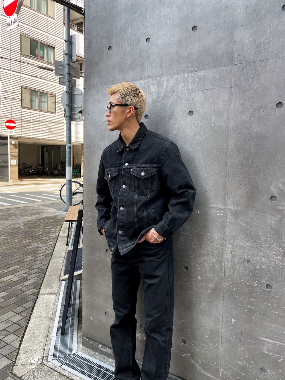 ブラック系のデニムジャケット、ブラック系のデニムパンツ、ブラック系のブーツを着用したメンズの秋コーディネートの5枚目の写真