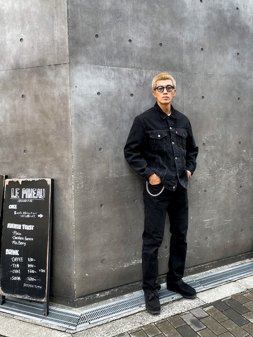 ブラック系のデニムジャケット、ブラック系のデニムパンツ、ブラック系のブーツを着用したメンズの秋コーディネートの2枚目の写真