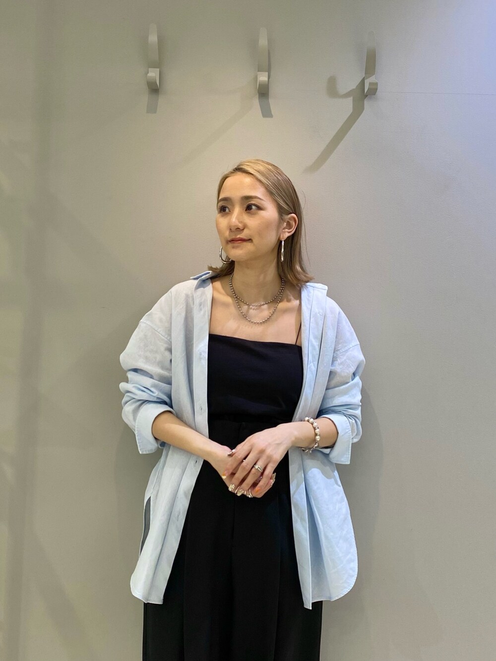 ホワイト系のショルダーバッグ、ブラック系のTシャツ/カットソー、ブラック系のその他パンツを着用したレディースの春コーディネートの3枚目の写真