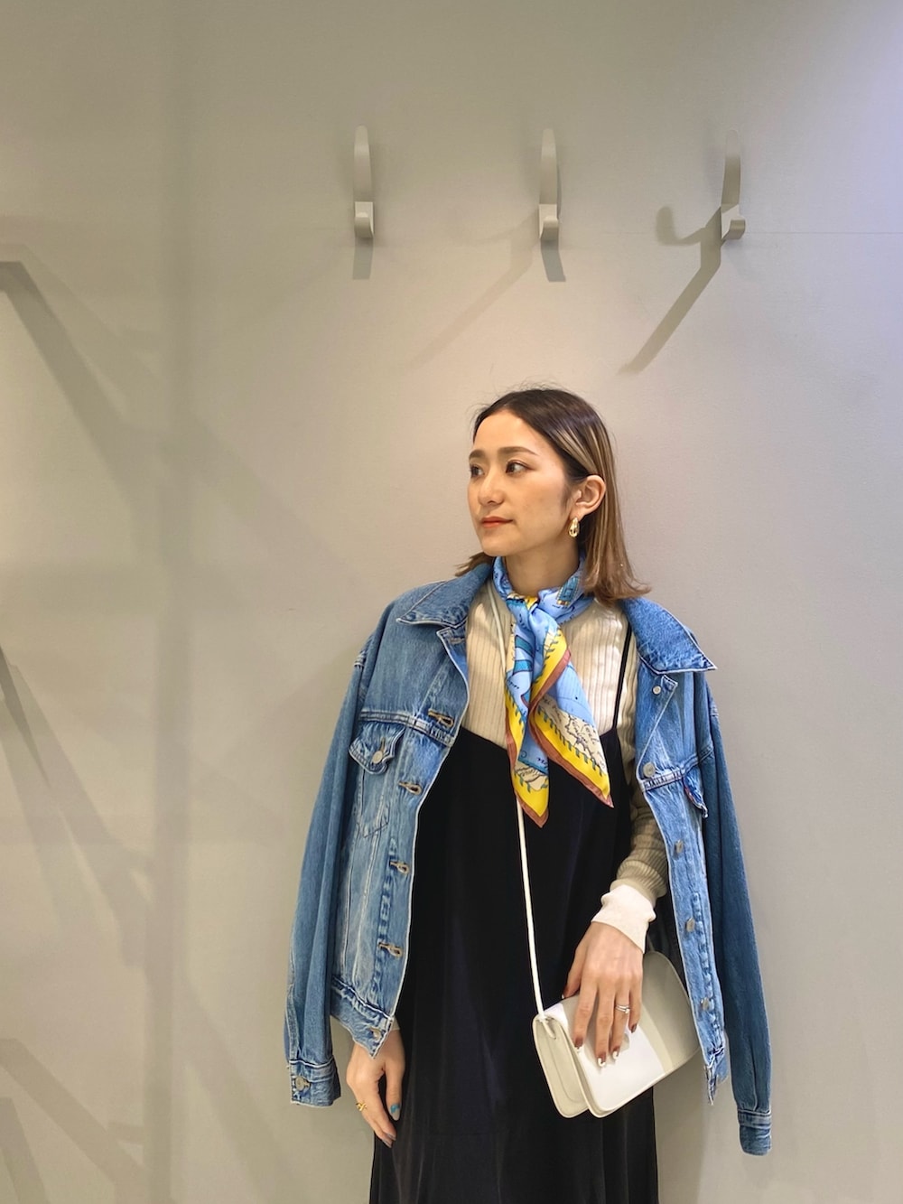 「ニット、春色、休日スタイル、デニム、スニーカー、ショルダーバッグ、春アウター、春コーデ、春服みてみて、春服コーデ、オトナカジュアル、キャミワンピ、ママコーデ、きれいめカジュアル、ワンピース」｜「Rouge vifのキュプラキャミフレアワンピース（ワンピース、ブルー系）」を使った、たねこさん（レディース・158cm）の冬コーディネートの2枚目の写真