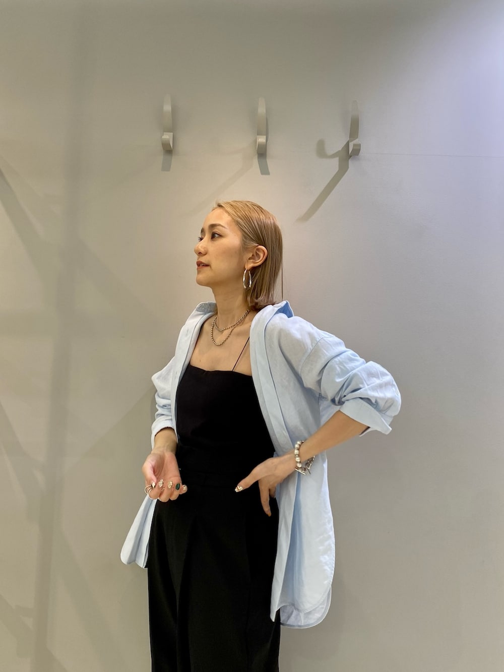 ホワイト系のショルダーバッグ、ブラック系のTシャツ/カットソー、ブラック系のその他パンツを着用したレディースの春コーディネートの2枚目の写真