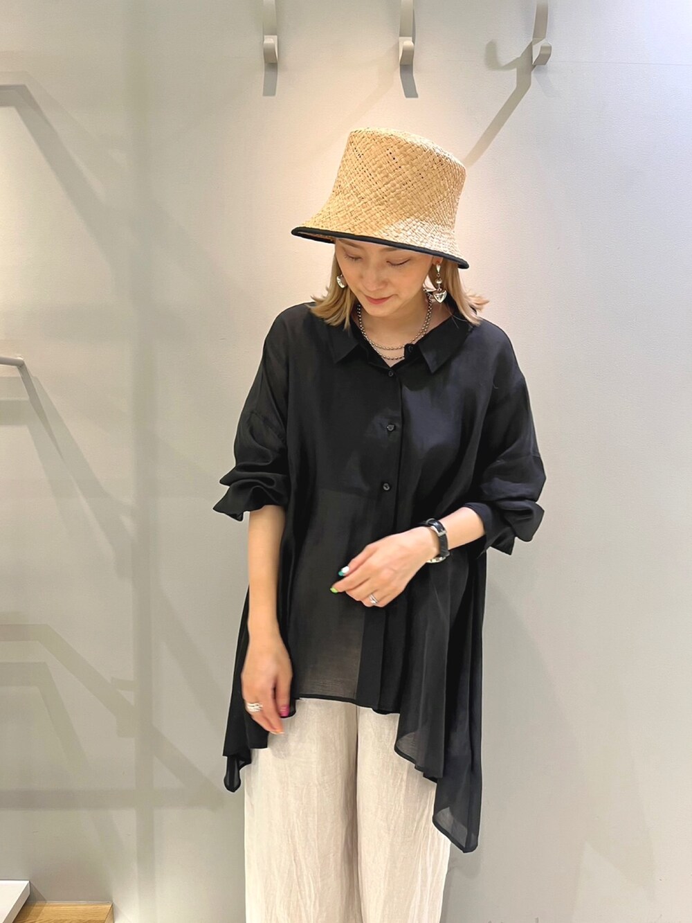 ブラック系のサンダル、ホワイト系のその他パンツ、ブラック系のシャツ/ブラウスを着用したレディースの夏コーディネートの4枚目の写真