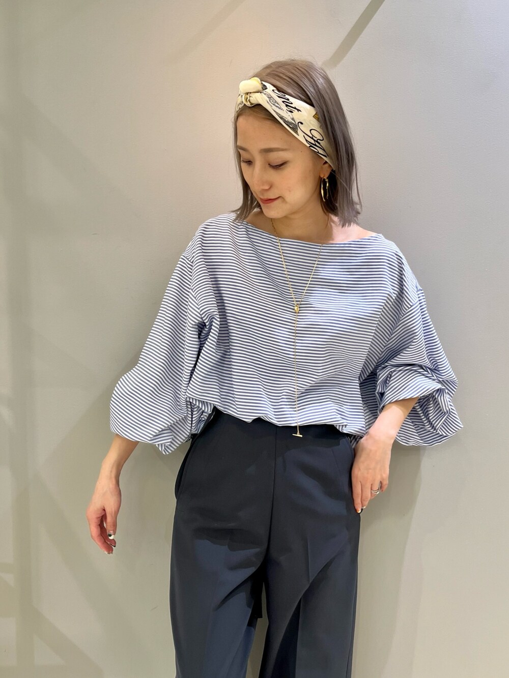 グレー系のその他パンツ、その他のシャツ/ブラウスを着用したレディースの春コーディネートの2枚目の写真