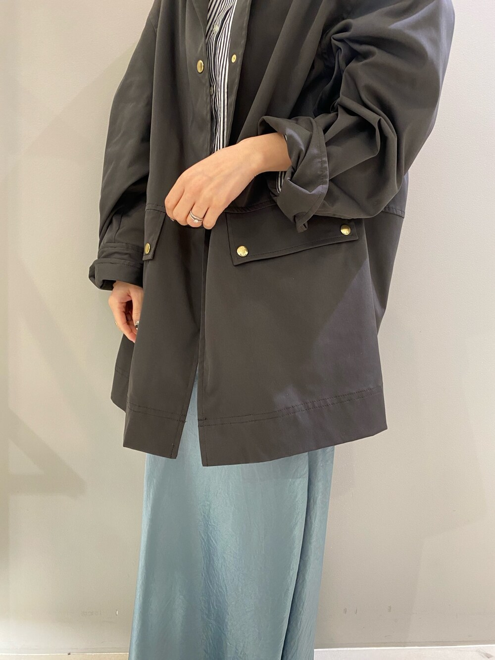 グリーン系のスカート、グレー系のブルゾン、ブラック系のシャツ/ブラウスを着用したレディースの冬コーディネートの4枚目の写真