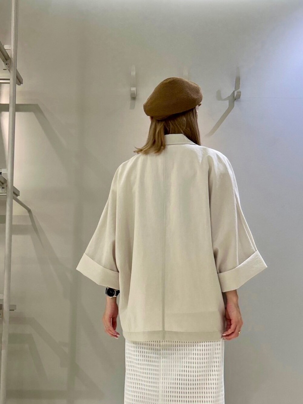 ベージュ系のテーラードジャケット、ホワイト系のスカート、ホワイト系のTシャツ/カットソーを着用したレディースの夏コーディネートの5枚目の写真