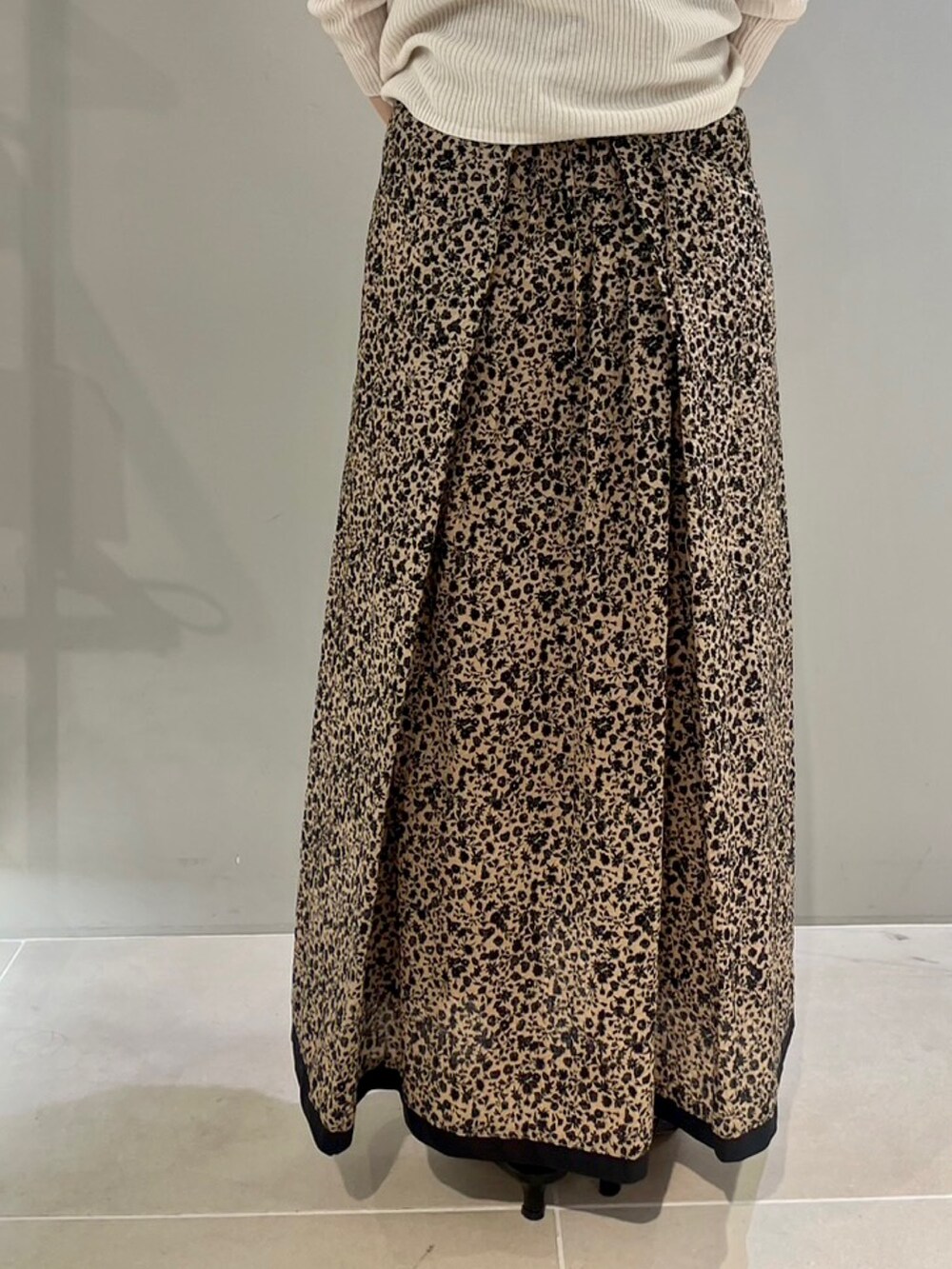 グレー系のカーディガン/ボレロ、ブラック系のショルダーバッグ、ブラック系のサンダルを着用したレディースの春コーディネートの4枚目の写真