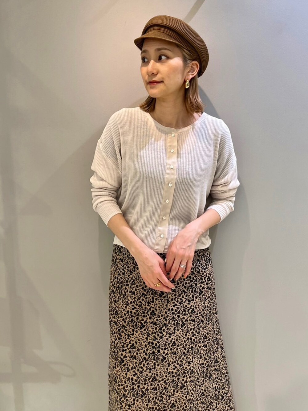 グレー系のカーディガン/ボレロ、ブラック系のショルダーバッグ、ブラック系のサンダルを着用したレディースの春コーディネートの2枚目の写真